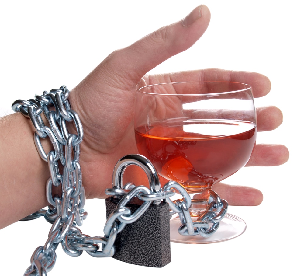 Color,Photo,Of,Wineglass,Of,Whiskey,And,Metal,Chain